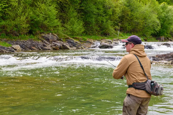 Pesca en el río de montaña. Pesca de truchas. Pesca del pescador — Foto de Stock