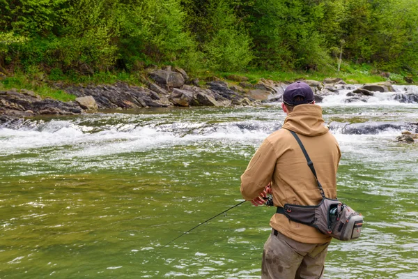 Dağ Nehri üzerinde Balık tutma. Alabalık balıkçılık. Balıkçı balıkçılık — Stok fotoğraf