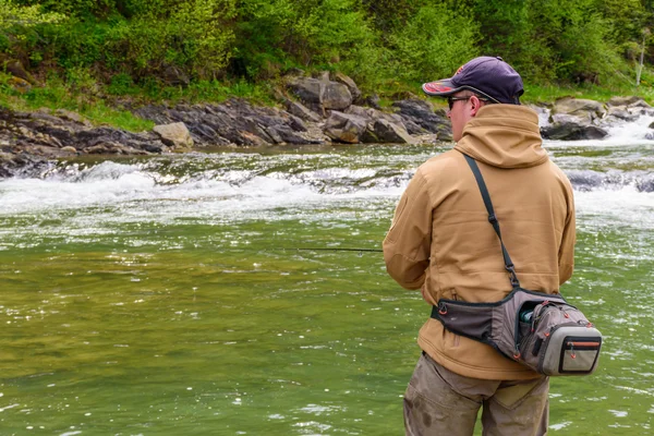 Pesca en el río de montaña. Pesca de truchas. Pesca del pescador —  Fotos de Stock