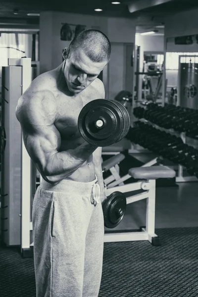 男人在健身房里抽腹部肌肉中一种特殊的模拟器. — 图库照片