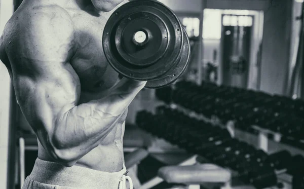 복 부 펌핑 체육관에서 남자는 특별 한 시뮬레이터에 근육. — 스톡 사진