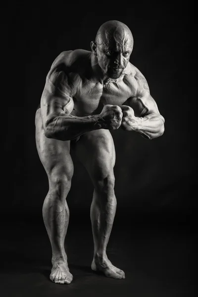 Muskulös på svart bakgrund — Stockfoto