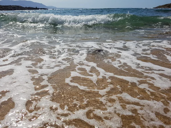 美しい海、波と砂。優しい海。Se で夏休み — ストック写真