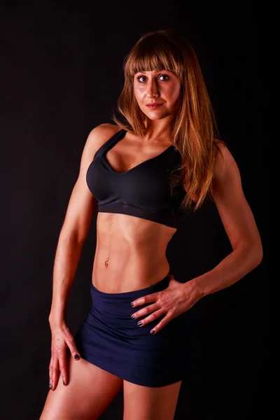 Fitness meisje poseren op zwart — Stockfoto