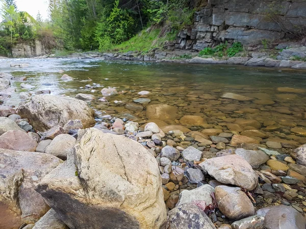 Gorgeous scenery on the mountain river. Summer vacation and holi — Stock Photo, Image