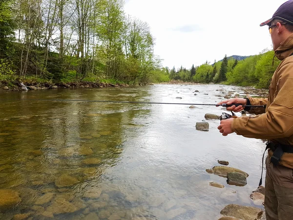 Pesca sul fiume di montagna. Pescatore sulla riva. Estate AC — Foto Stock