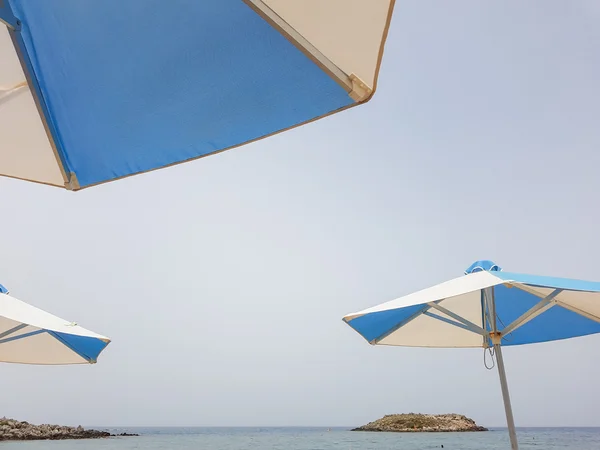 Guarda-chuvas na praia. O conceito de férias de verão — Fotografia de Stock