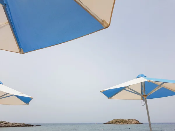 Guarda-chuvas na praia. O conceito de férias de verão — Fotografia de Stock