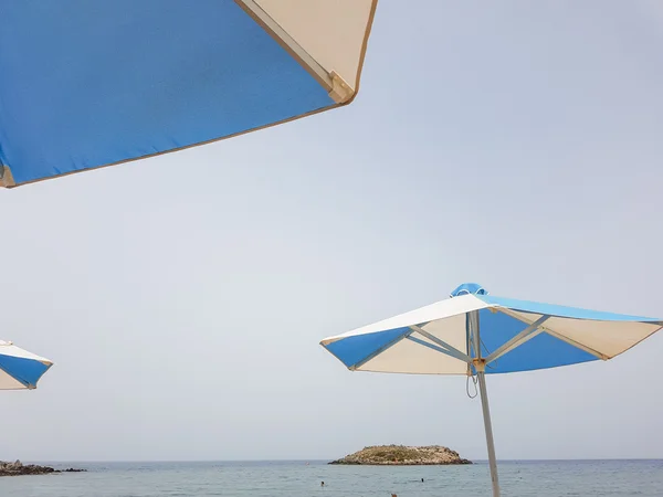 Parasollerna på stranden. Begreppet sommarlovet — Stockfoto