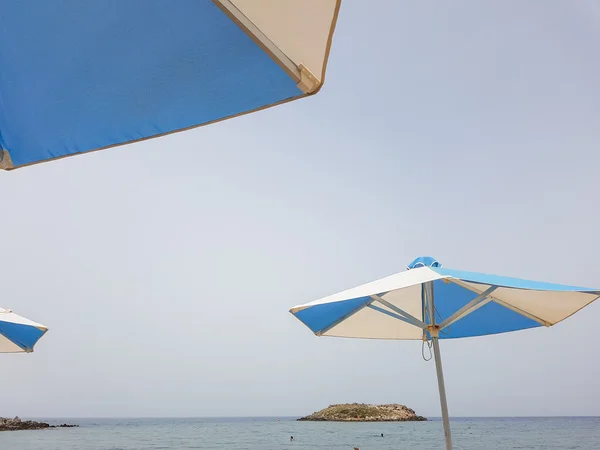 A strandon napernyők. A koncepció a nyaralás — Stock Fotó