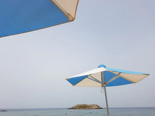 Umbrellas on the beach. The concept of summer vacation — Stock Photo, Image