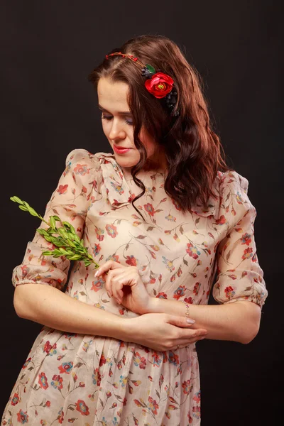 Een meisje in een kort rokje op een lichte achtergrond. Mooie jonge vrouw. Mooie professionele make-up. — Stockfoto