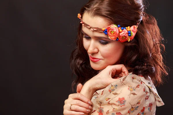 Una chica con una falda corta sobre un fondo claro. Hermosa joven. Hermoso maquillaje profesional . — Foto de Stock