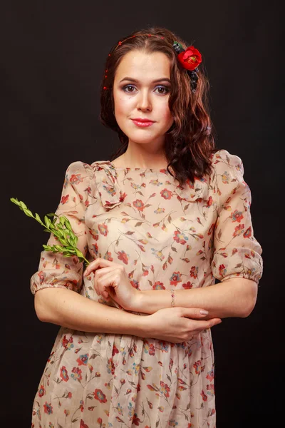 Een meisje in een kort rokje op een lichte achtergrond. Mooie jonge vrouw. Mooie professionele make-up. — Stockfoto