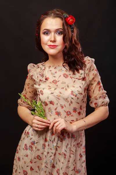 Ein Mädchen in einem kurzen Rock auf hellem Hintergrund. schöne junge Frau. schönes professionelles Make-up. — Stockfoto