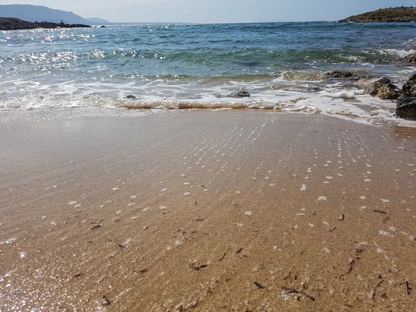 Mar bonito, ondas e areia. Mar macio. Férias de verão em se — Fotografia de Stock