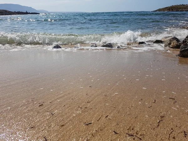 Mar bonito, ondas e areia. Mar macio. Férias de verão em se — Fotografia de Stock