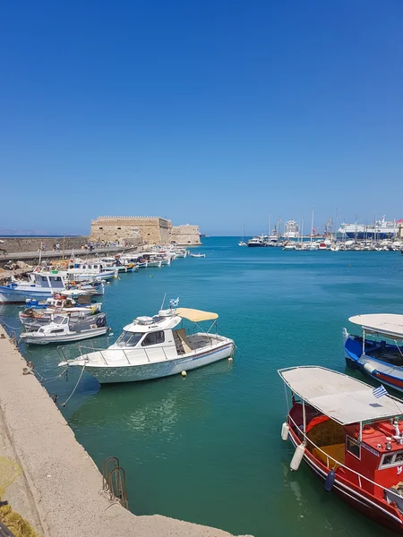 05.20.16. Grécia, Heraklion. Bela vista do porto de Her — Fotografia de Stock