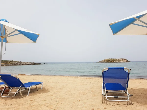 Umbrellas on the beach. The concept of summer vacation — Stock Photo, Image