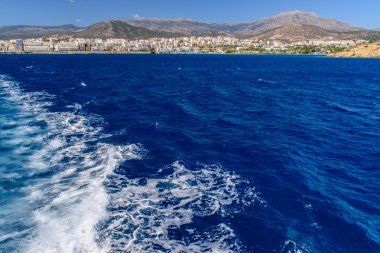 Güzel mavi deniz. Gemiden backgr adada görüntülemek