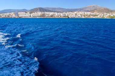 Güzel mavi deniz. Gemiden backgr adada görüntülemek