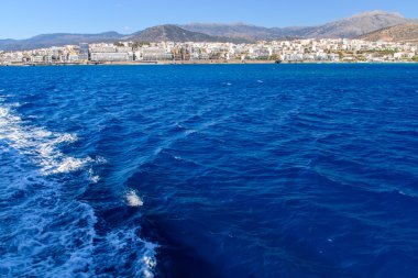 Güzel mavi deniz. Gemiden backgr adada görüntülemek