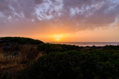 Deniz kenarında muhteşem günbatımı