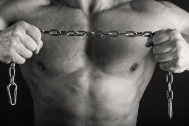 siyah arka plan üzerine çok kaslı atletik yakışıklı