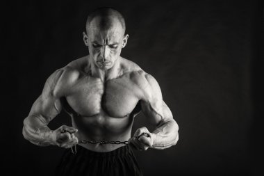 siyah arka plan üzerine çok kaslı atletik yakışıklı