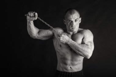 siyah arka plan üzerine çok kaslı atletik yakışıklı