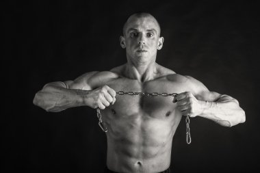 siyah arka plan üzerine çok kaslı atletik yakışıklı