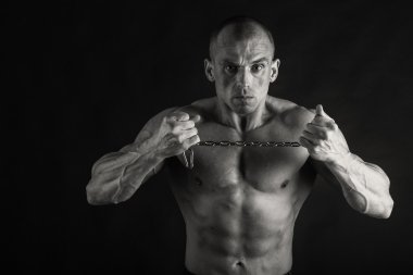 siyah arka plan üzerine çok kaslı atletik yakışıklı