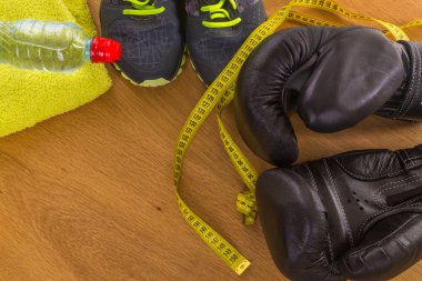 Boks eldivenleri, havlu ve su. Tüm fitness
