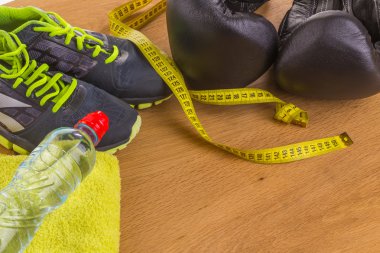 Boks eldivenleri, havlu ve su. Tüm fitness