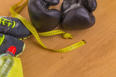 Boks eldivenleri, havlu ve su. Tüm fitness