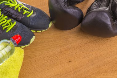 Boks eldivenleri, havlu ve su. Tüm fitness