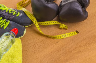 Boks eldivenleri, havlu ve su. Tüm fitness