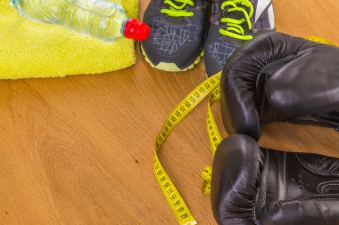 Boks eldivenleri, havlu ve su. Tüm fitness