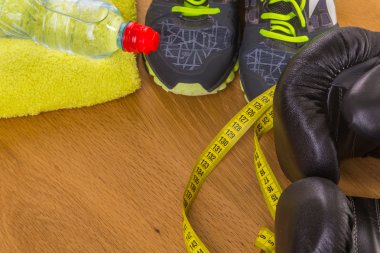 Boks eldivenleri, havlu ve su. Tüm fitness