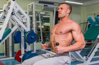 Güçlü bir adam bir simülatör spor salonunda devreye girer