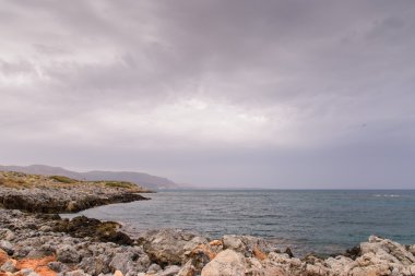 Deniz Manzaralı bulutlu havalarda. Kayaların ön planda