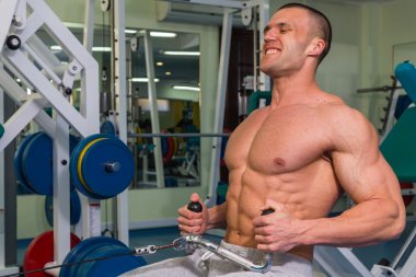 Güçlü bir adam bir simülatör spor salonunda devreye girer