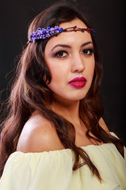 Bir çelenk içinde onun saç, siyah-beyaz fotoğraf ile güzel esmer