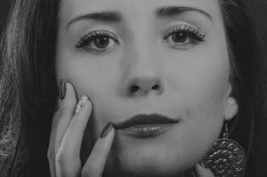 Bir çelenk içinde onun saç, siyah-beyaz fotoğraf ile güzel esmer