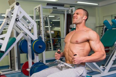 Güçlü bir adam bir simülatör spor salonunda devreye girer