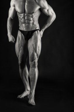 siyah arka plan üzerine çok kaslı atletik yakışıklı