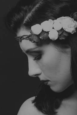 Bir çelenk içinde onun saç, siyah-beyaz fotoğraf ile güzel esmer