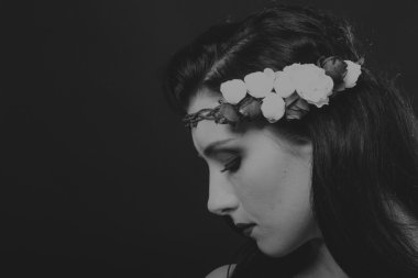 Bir çelenk içinde onun saç, siyah-beyaz fotoğraf ile güzel esmer