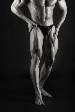 siyah arka plan üzerine çok kaslı atletik yakışıklı