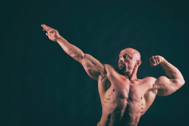 Siyah bir arka plan üzerinde kas, kabartma vücut vücut geliştiricisi. Siyah bir